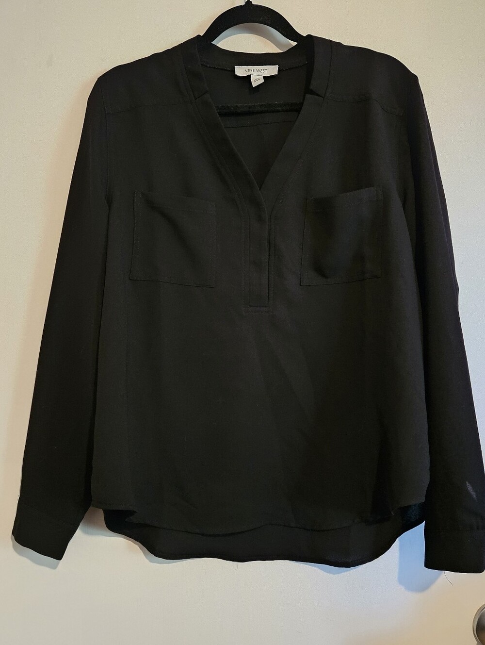 Nine West Women’s Black Blouse Size Large Long Sleeve V-Neck Hidden Snaps